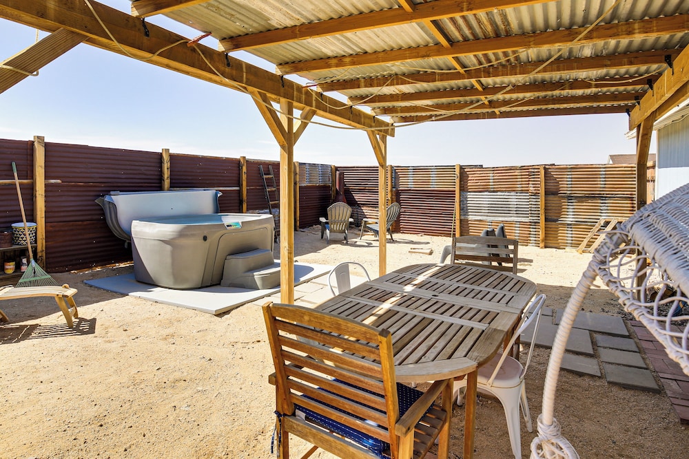 Boho Bungalow w/ Hot Tub: 16 Mi to Joshua Tree NP