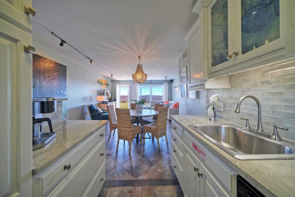 Sleeps 18 2 Beachfront Condos w/ 2 Pools, Tennis/pickleball, Beach Boardwalk