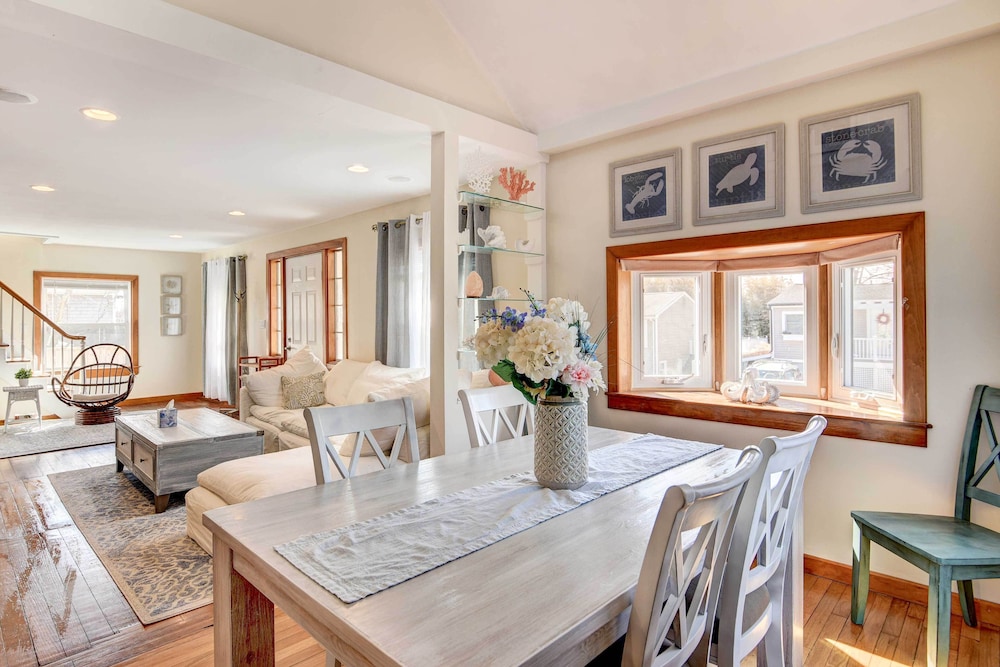 Beautiful Portsmouth Cottage By the Sea w/ Jacuzzi