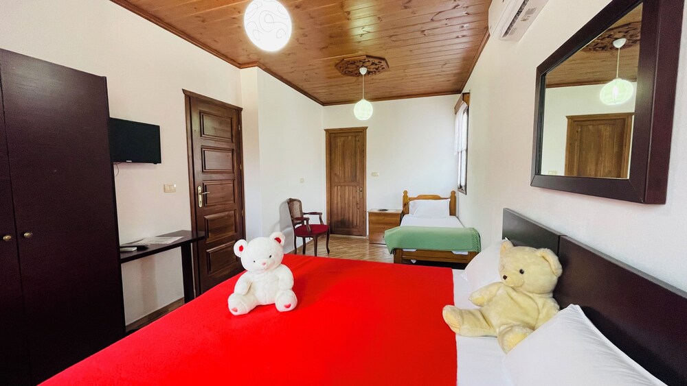 Denis - Private Rooms Guesthouse Gjirokastra