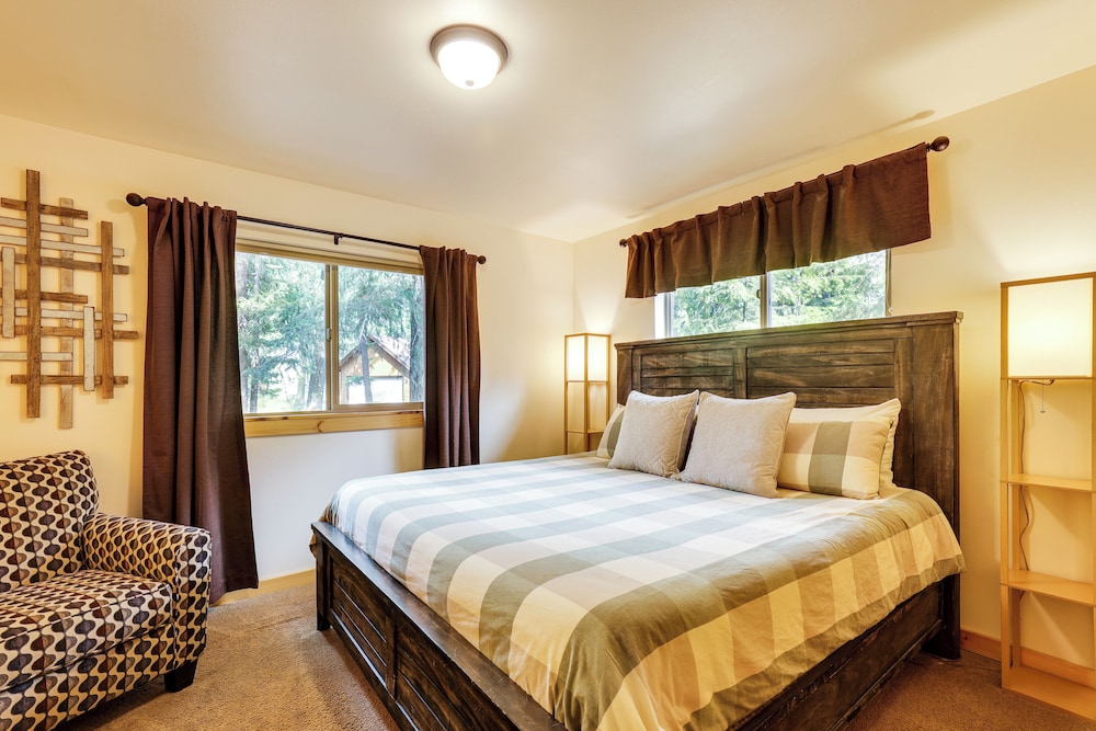 Hot Tub & Game Room: Ronald Retreat 2 Mi to Lake!