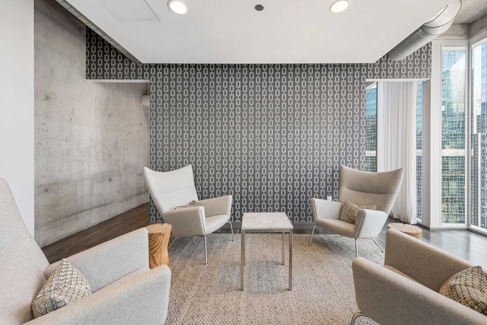2BR Apt Stunning Views Steps to Michigan Avenue