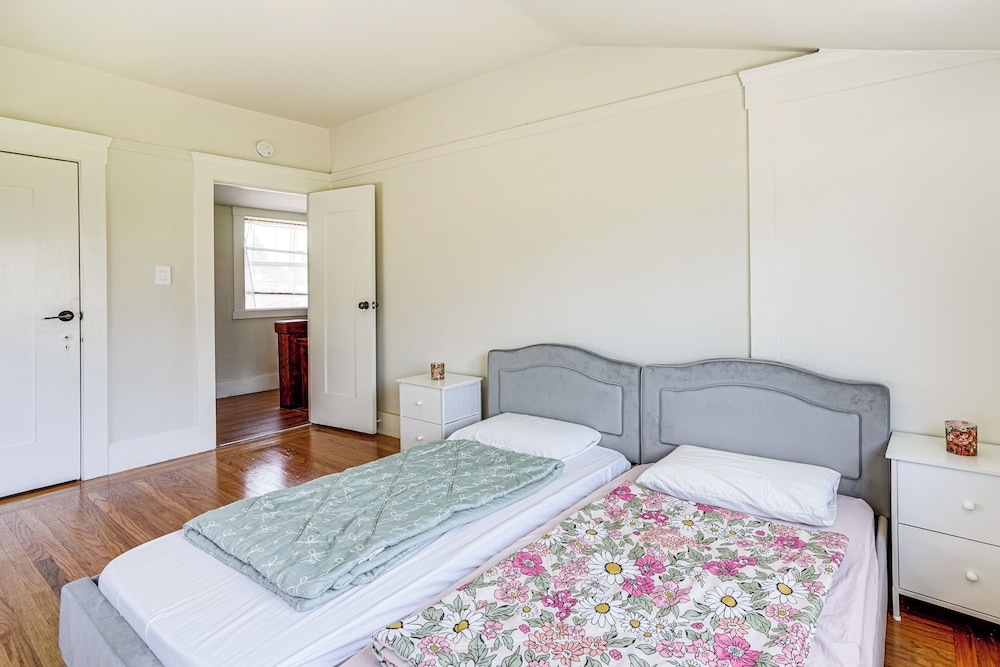 Stroll to SF Bay Beaches! Cozy Home in Alameda