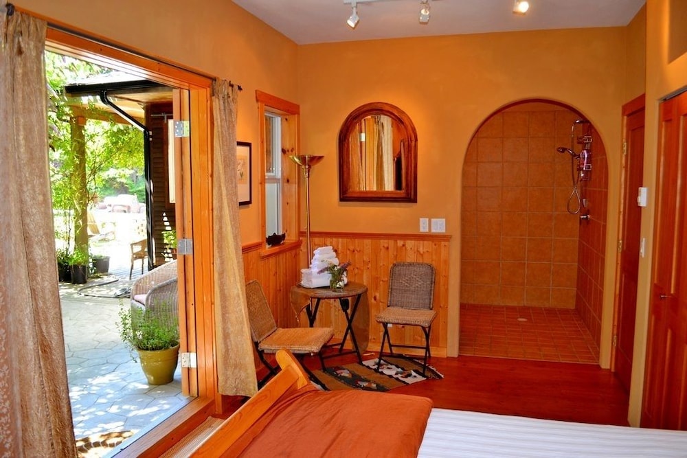 Alderwood Cottage & Suite - Bowen Island