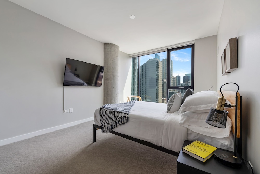 River North 2BR High Ceilings Comfort