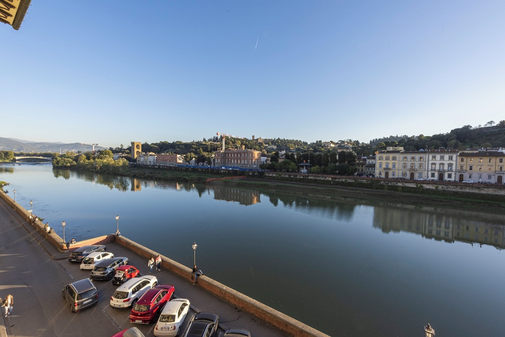 Luxury River View Apartment by MMega