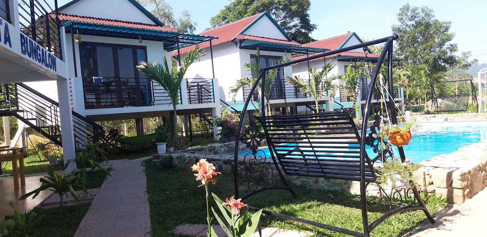Palafita bungalow view 3