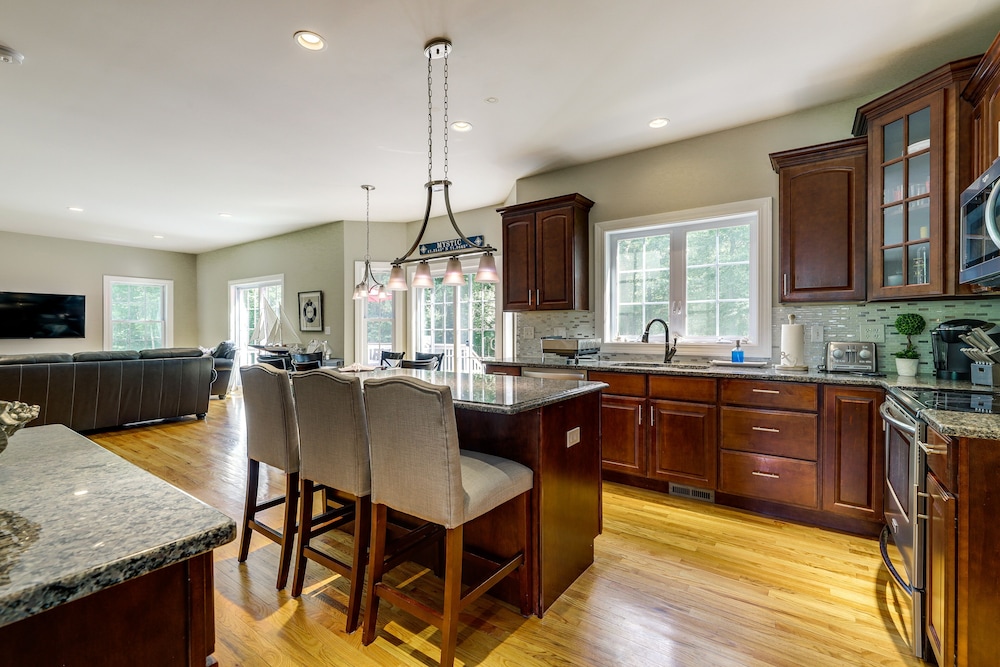 Spacious Connecticut Home - Deck, Grill & Fire Pit view 4
