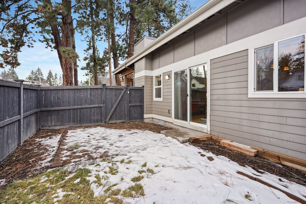 Dwell 30 Days Minimum 3 Bedroom Home by RedAwning
