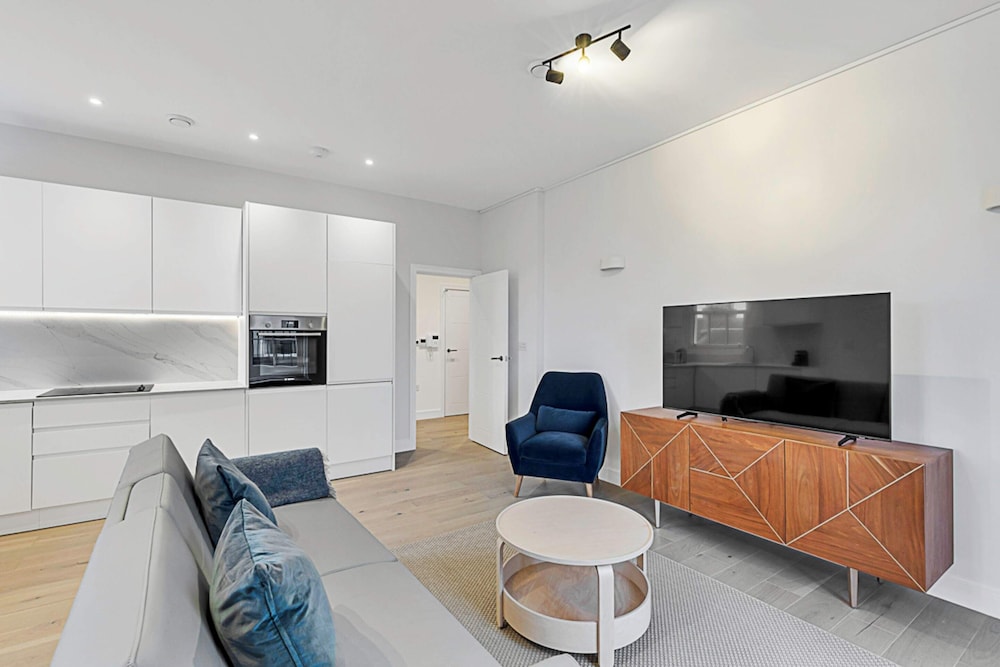 Sunny 2-bed Flat in Chiswick