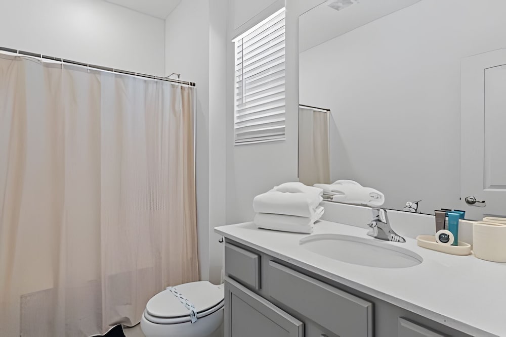 Luxury 6BR Near Universal, Pool, Spa & Game Room
