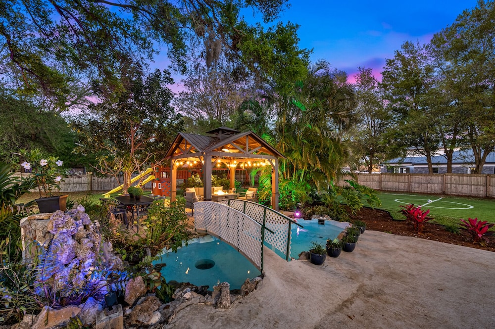 Luxury Retreat: Pool, Games, Basketball & More!