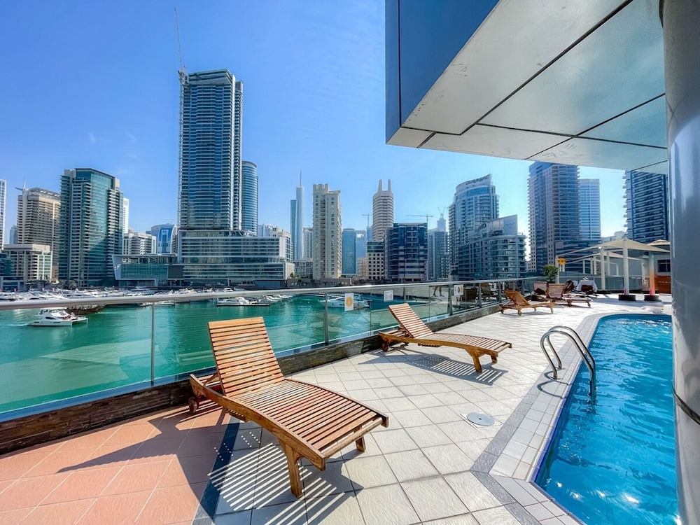 Refined 1BR Retreat in The Point Tower - Marina