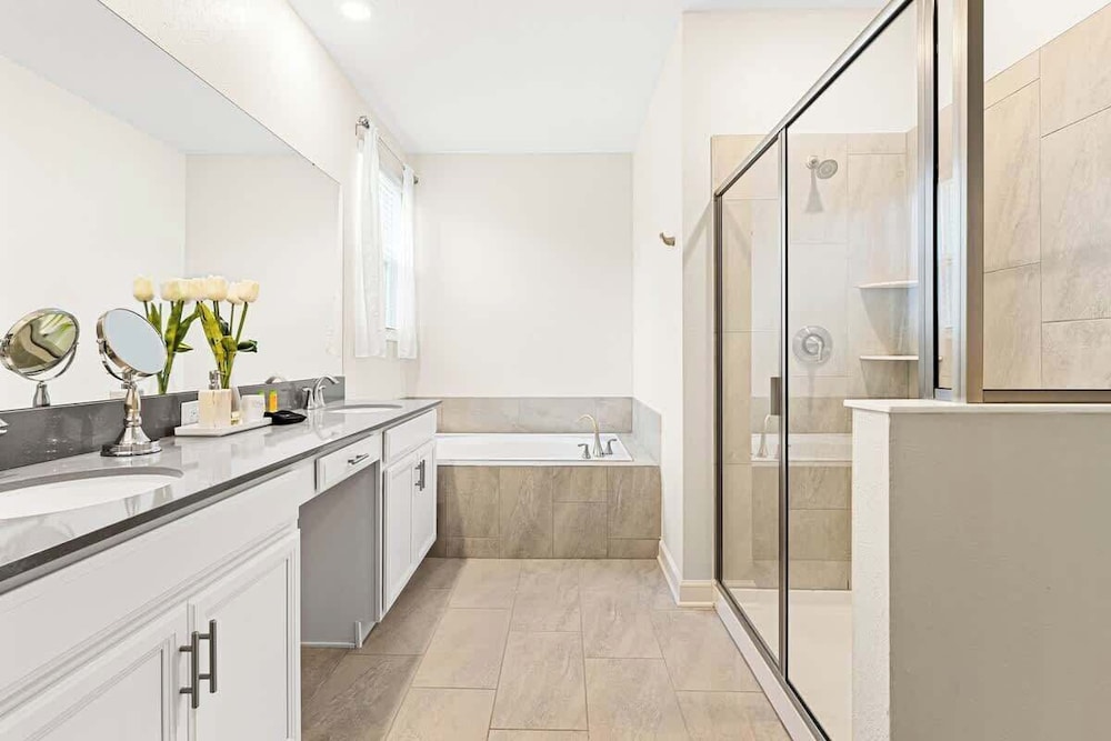 Sophisticated 6BR at Storey Lake
