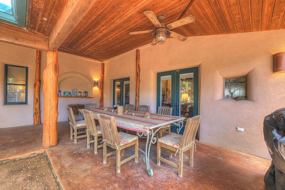 The Willows Retreat - Sleeps 17, Hot-tubs, Close to Main Street!