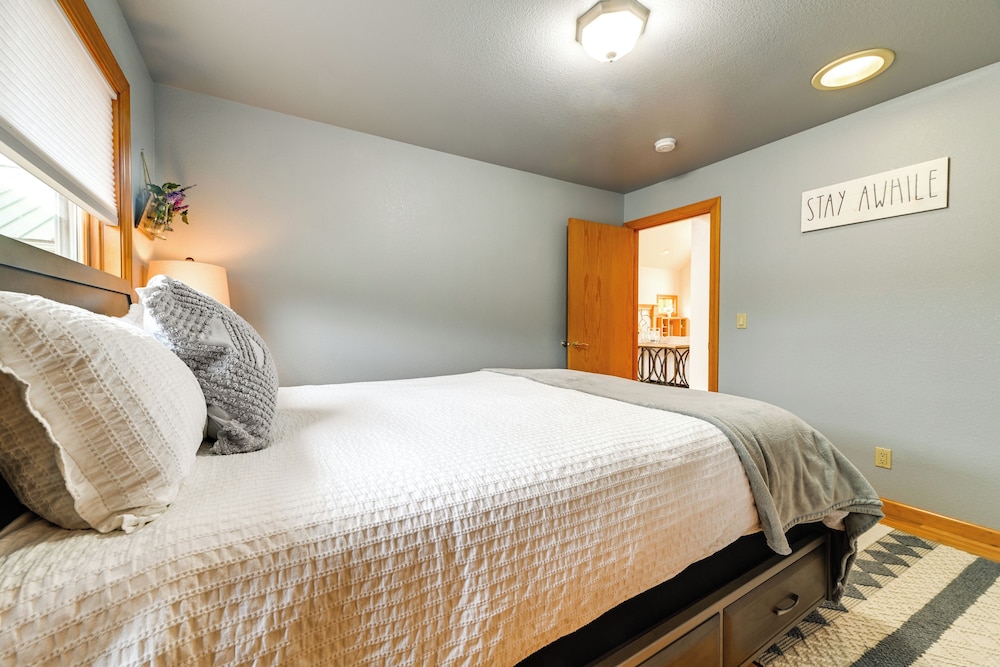 Vineyard Farmhouse in Oakland w/ Hot Tub!