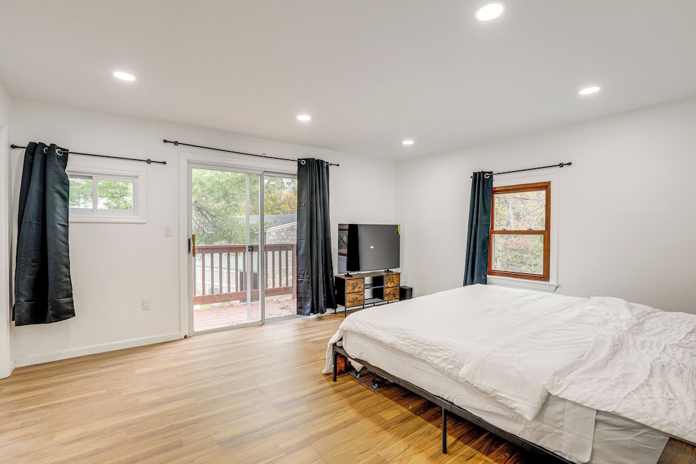 Updated Getaway w/ Sauna & Yard in Bloomsbury!