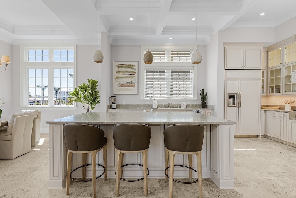 260 Coastal Luxe Retreat: 5bd/4.5ba, Pool & Spa, Water Views 5 Bedroom Home
