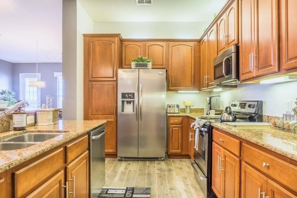 Lakeview Penthouse Elegance 3 Bedroom Condo by RedAwning
