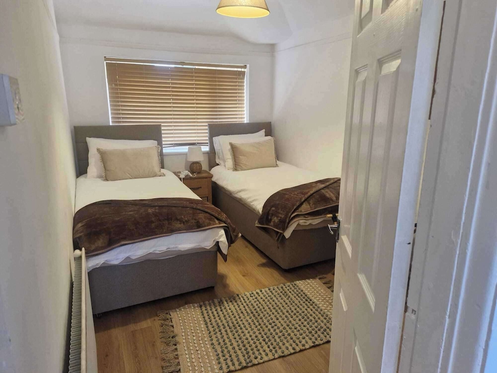 Sleeps 5 - Free Parking - Near Airport & City