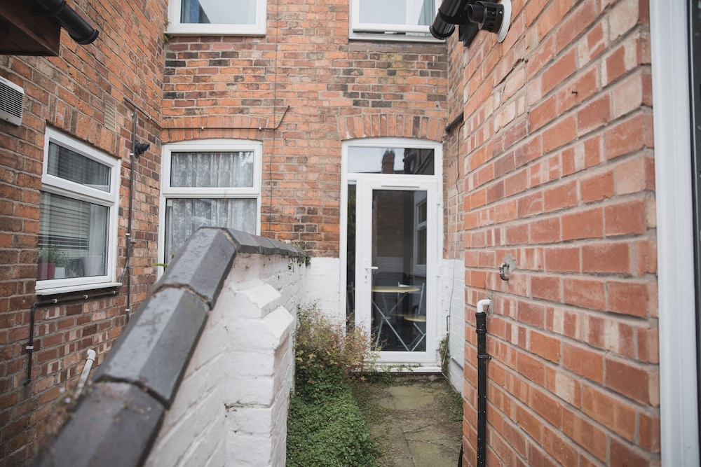 Room in Guest Room - Cheerful Big Room in Leicester