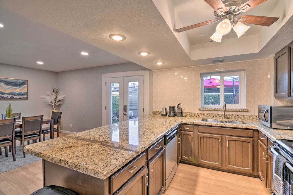 Scottsdale Gem: Pool Access, Walk to Old Town