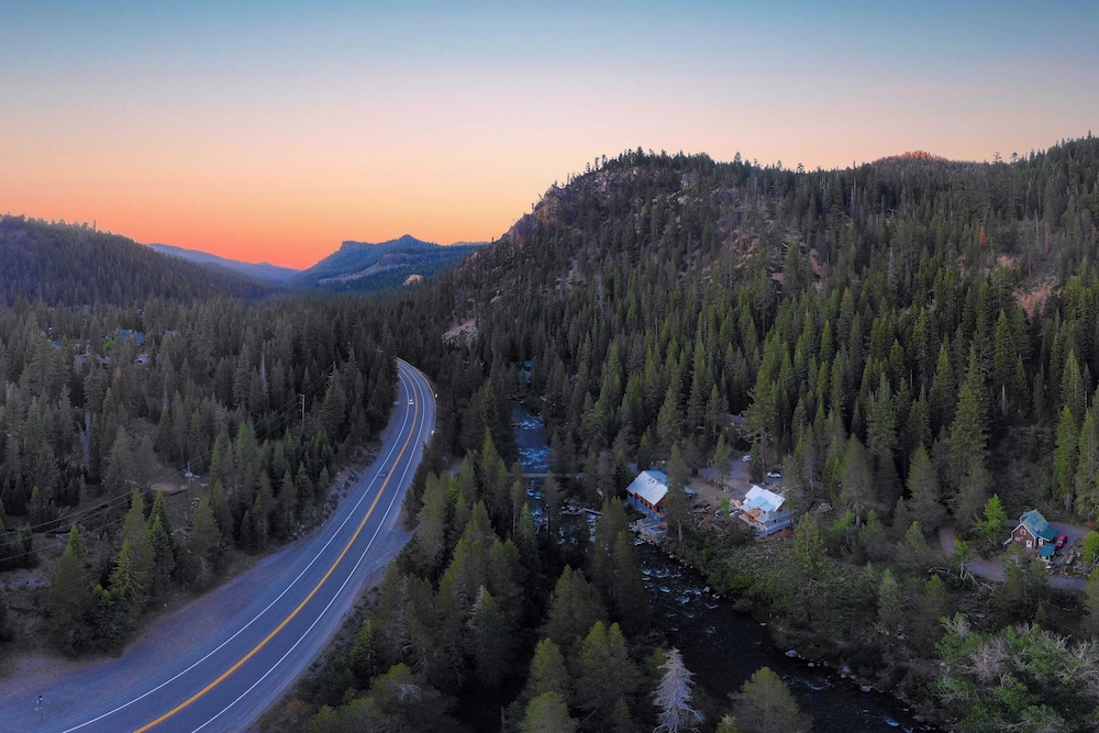 Washoe Chalet by Avantstay Game Room, Hot Tub, Putting Green & Fire Pit