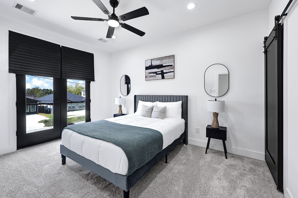 5 Mi to NRG Stadium: Modern Escape w/ Patio & Yard