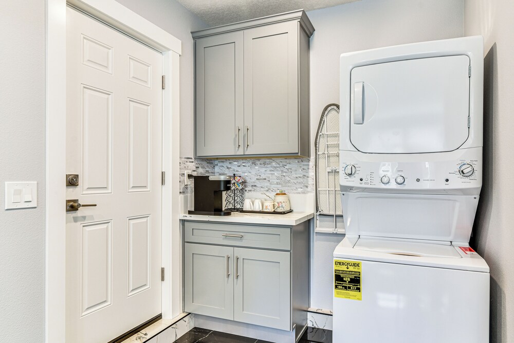 8 Mi to Dtwn Pdx: Unique Pet-friendly Home!