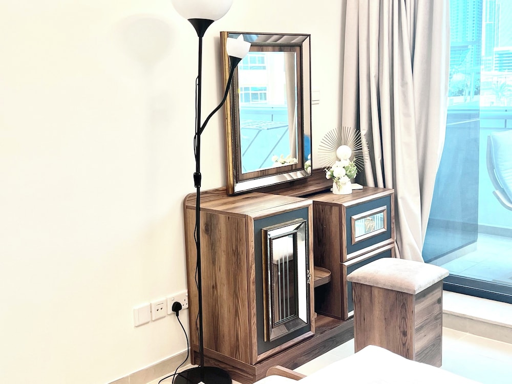 Cosmos Living 1 BR Suite Near Dubai Mari