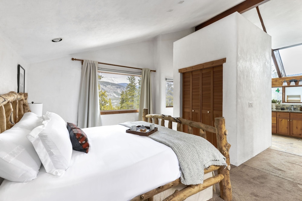 Treehouse by Avantstay Secluded Mountain Cabin w Views Hot Tub Treehouse