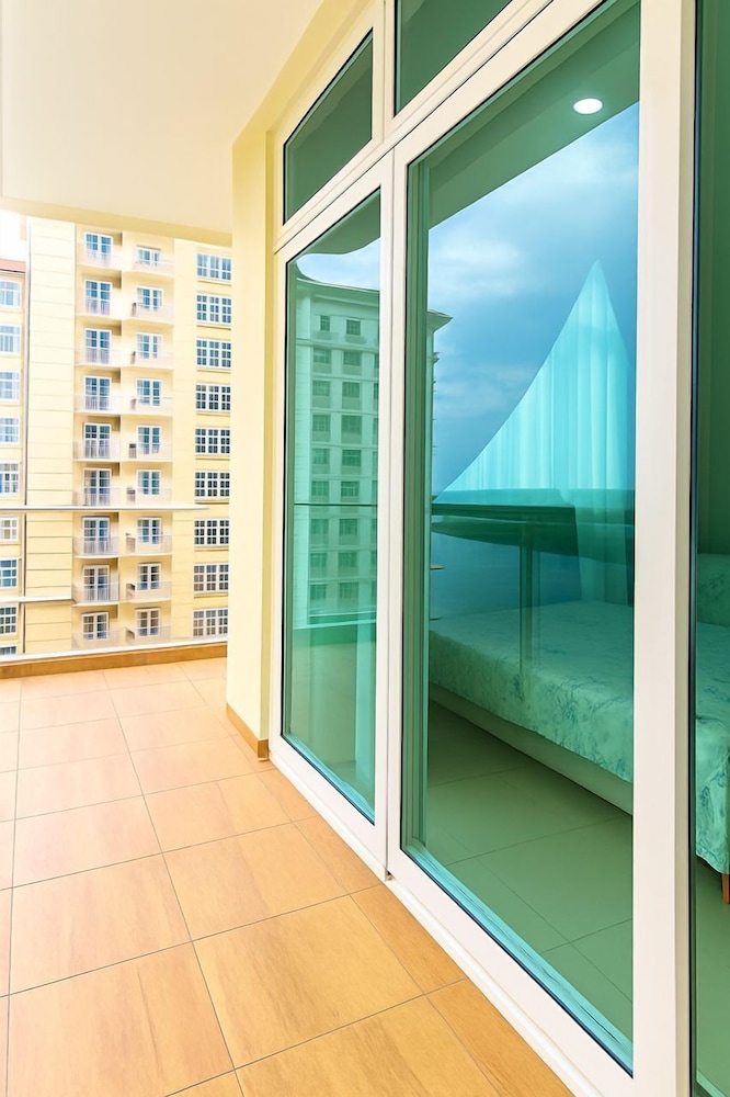 4PAX Studio NetfliX Free WIFI