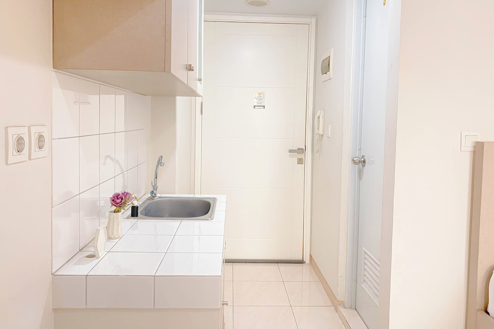 Good Location And Cozy Studio Springlake Summarecon Bekasi Apartment