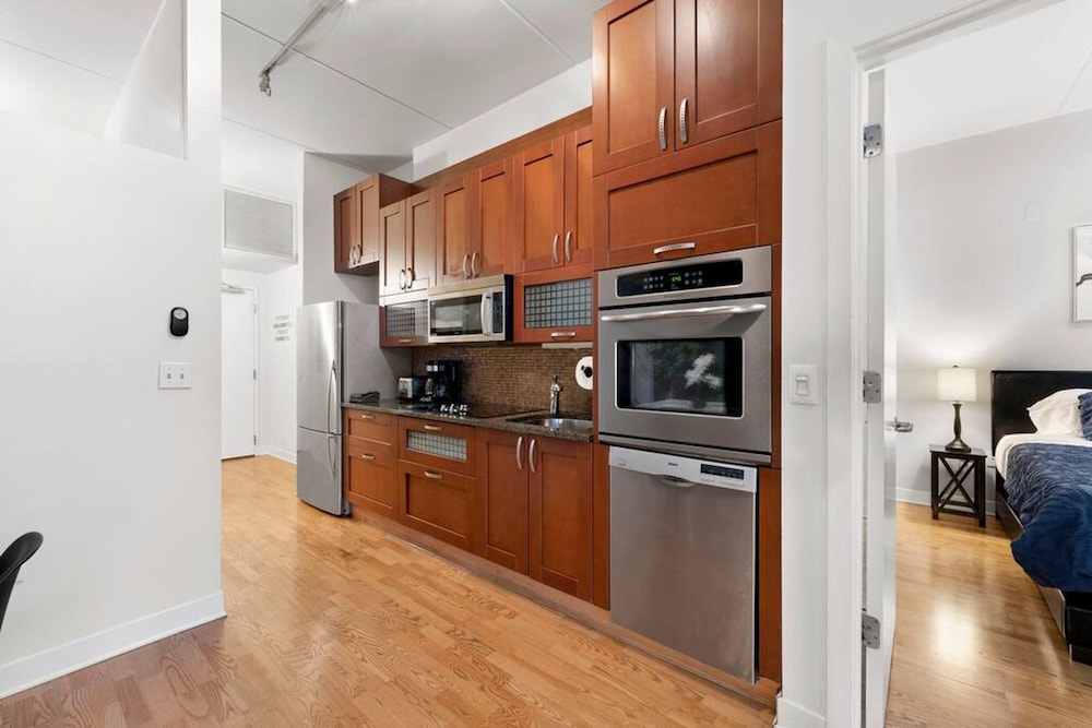 Sleek 2 Bed 2 Bath Condo in Trendy Fulton Market