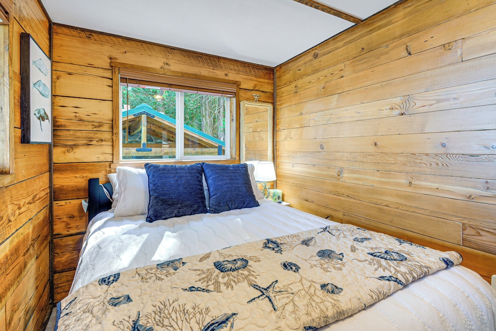 Outdoor Kitchen & Canal Views: Cabin in Quilcene!