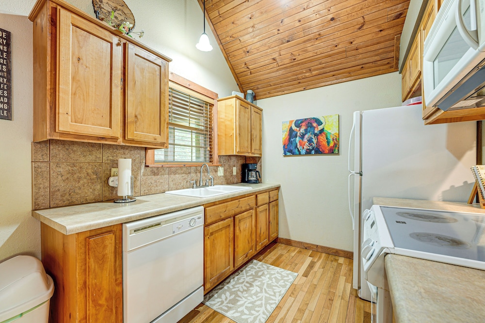 Branson West Family Cabin Near PGA Golf Course! view 3