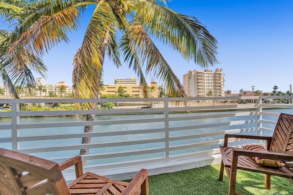 Intercostal beauty with heated pool + Spa!