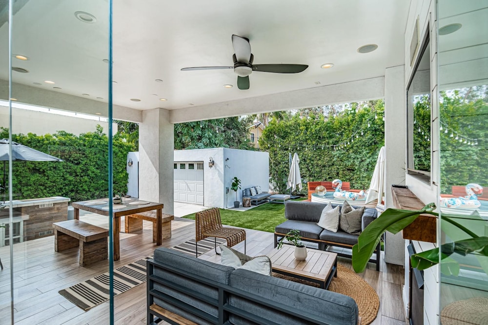Spacious 5 BR Near Heart of South Park