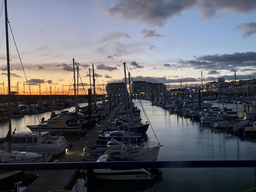 Brighton Water Cabin With Free Parking view 4