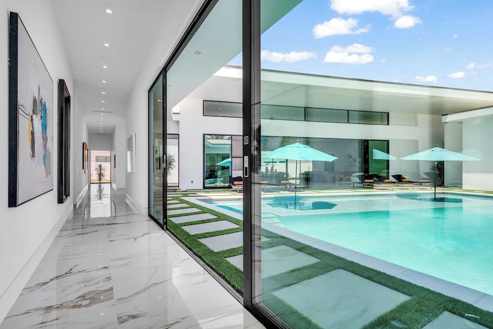 Luxury Retreat Pool, Putting Green + Pickleball Sleeps 17 Bravo Villa 8 by Avantstay