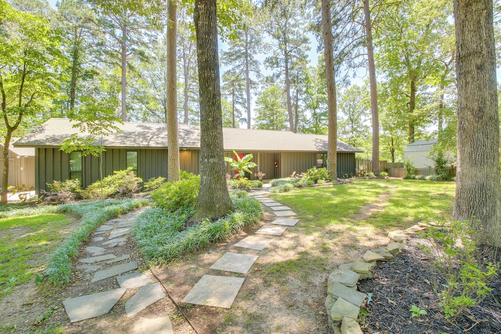 Secluded Lake Hamilton Access: Hot Springs Home
