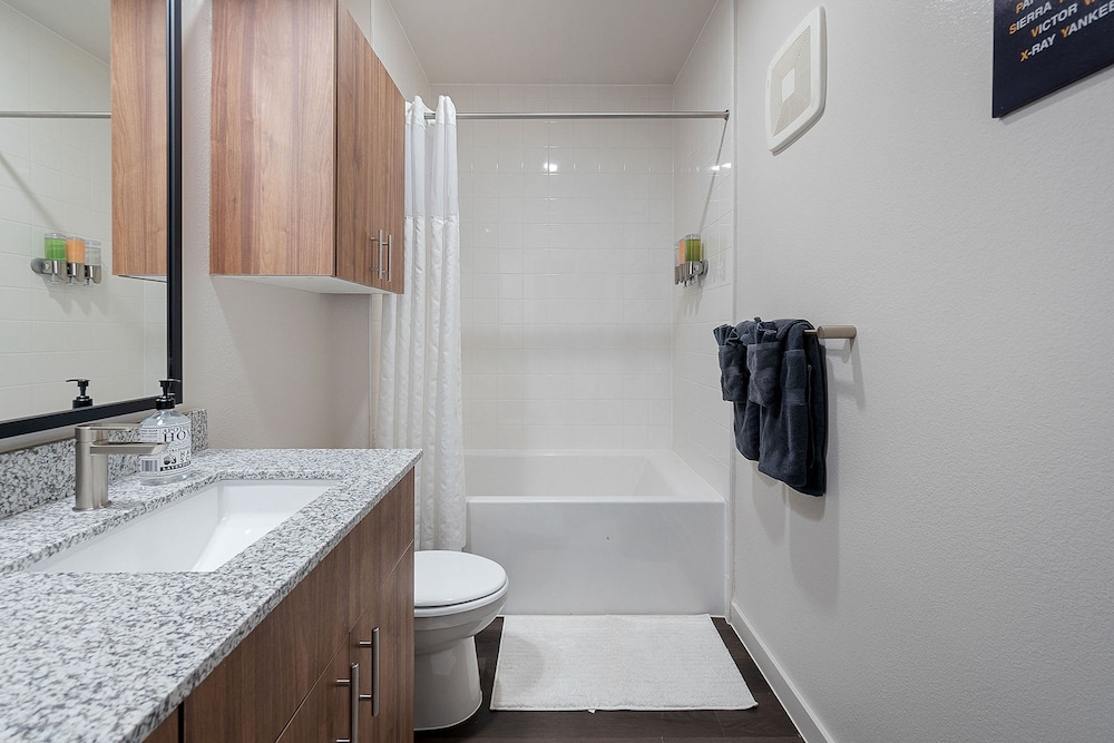 Heal Fly Comfy Dallas 1BR Pool Gym Utsw