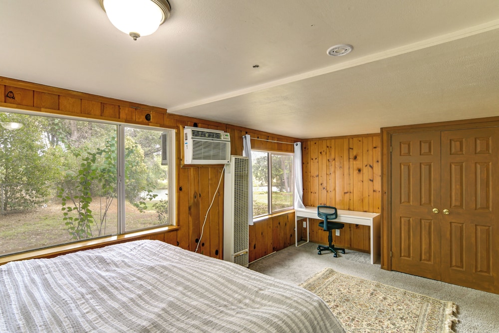 5 Mi to Lake Oroville: Huge Riverfront Home!