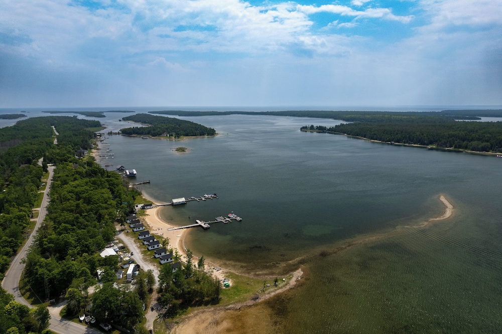 Les Cheneazu Island Hideaway w/ Community Perks!