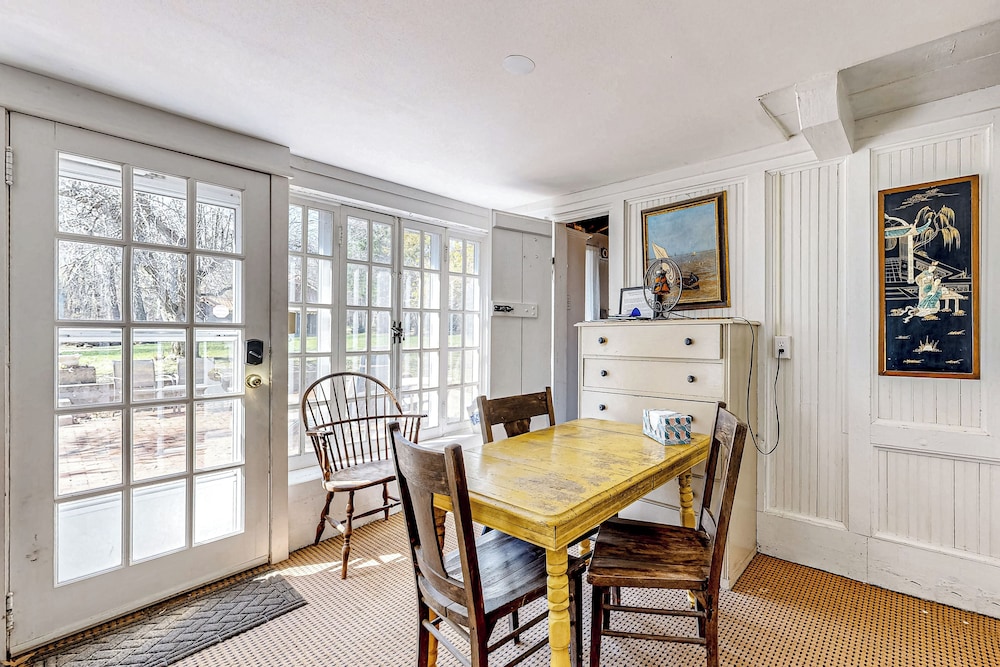6BR Lakefront Estate w/ Private Piers & Patios