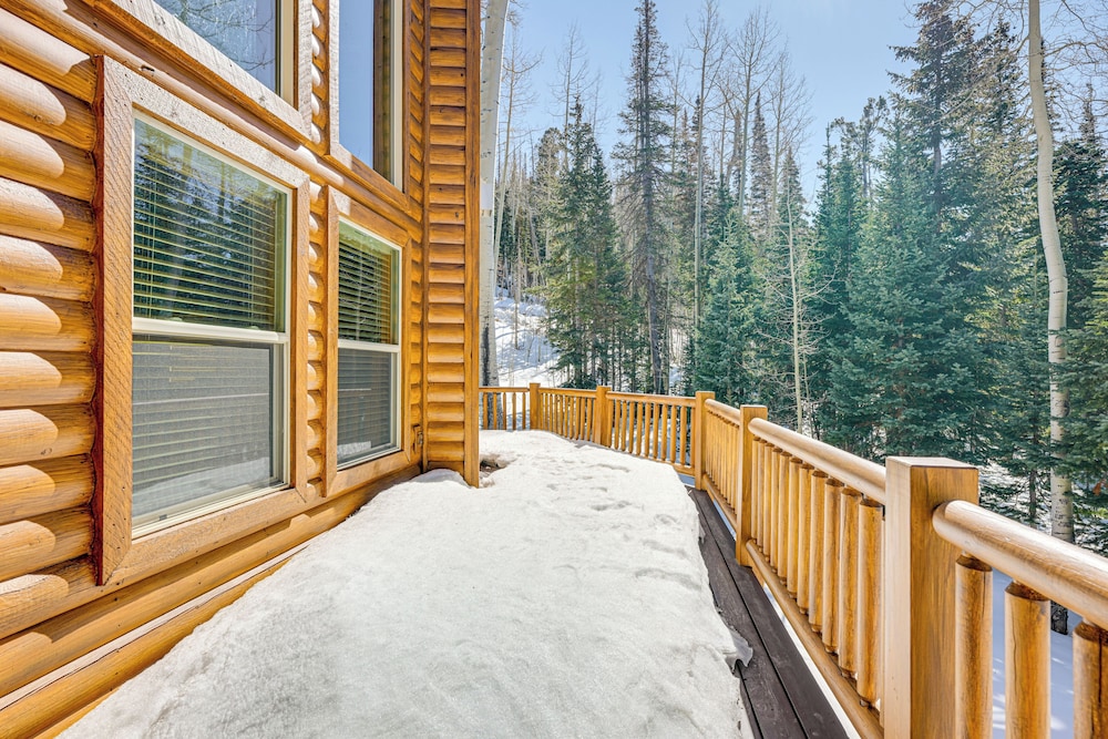 < 1 Mi to Brian Head Resort: Spacious Cabin!