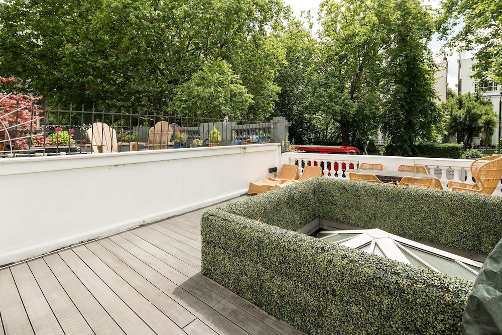Luxury 2BD Apartment in Holland Park
