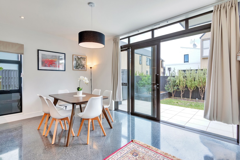 Wonderful Hobsonville Three Bedroom Home photo 4