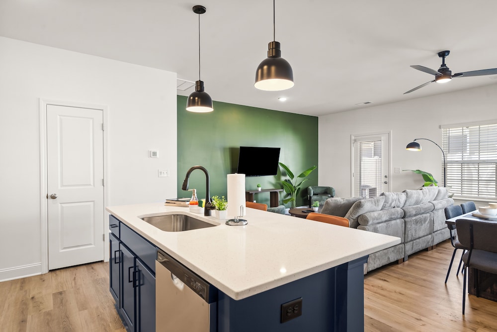 Luxe 3BR Townhouse Mins to Uptown CLT