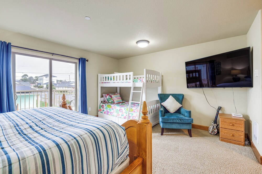 Walk to Lincoln City Beach: Townhome w/ Balconies!
